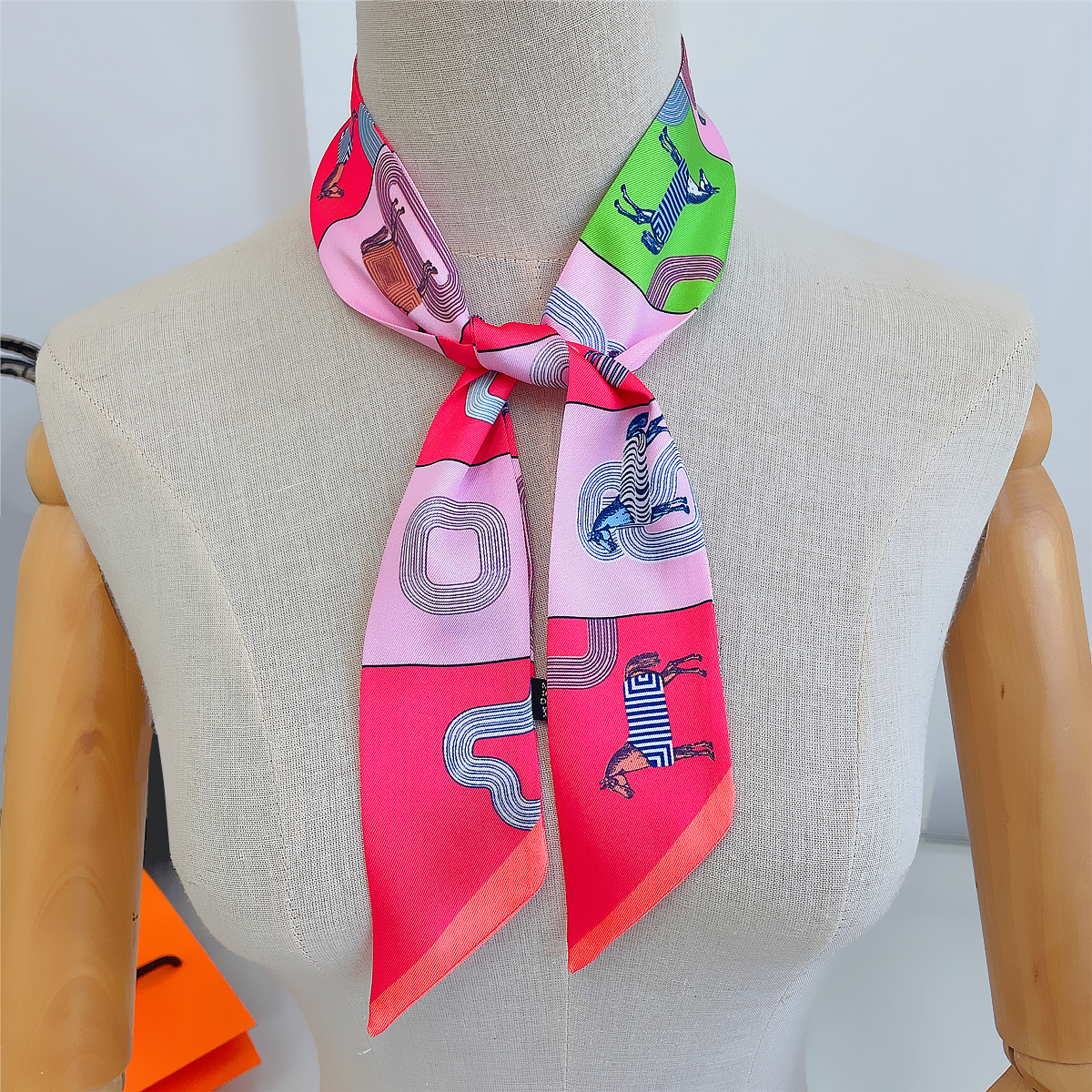 Brand Design Lattice Horse Sca - Women Accessories Brands reseña y precio